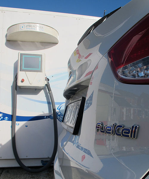 500px-Hyundai_ix35_Fuel_cell_car_awaits_to_be_refuelled_by_HFuel