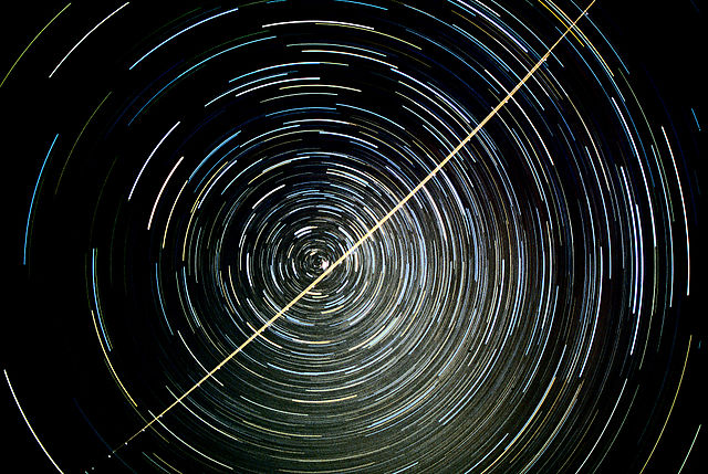 640px-Circumpolar_Star_Trails_With_High_Flyer